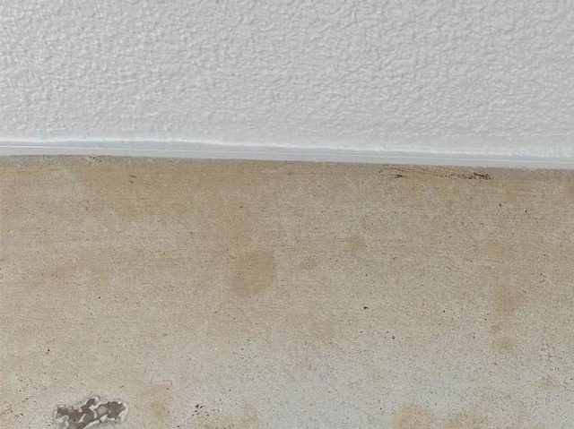 姫路市の塗装前の庇の汚れ